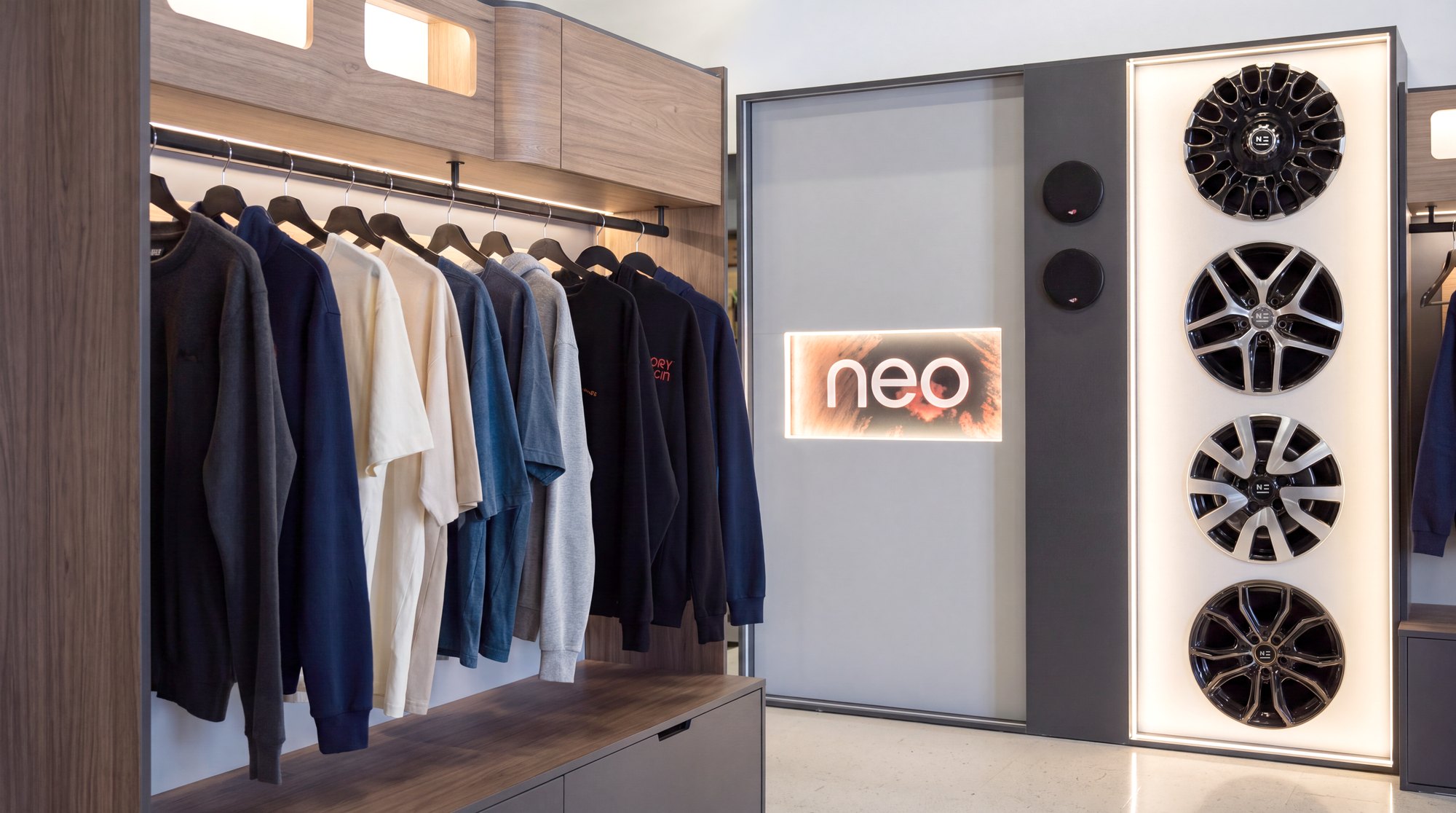 Interno di una Nomade House con lo store e i cerchi in esposizione