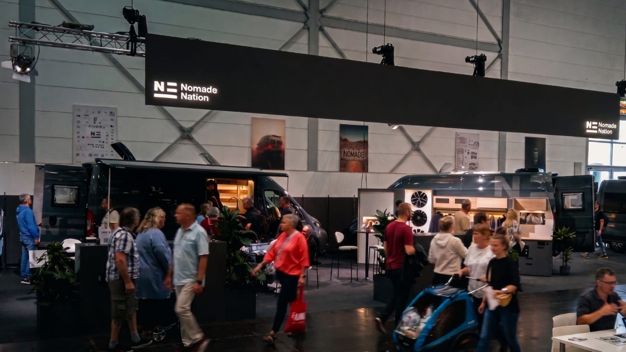 Visitants a l'estand de Nomade Nation al Caravan Salon de Düsseldorf