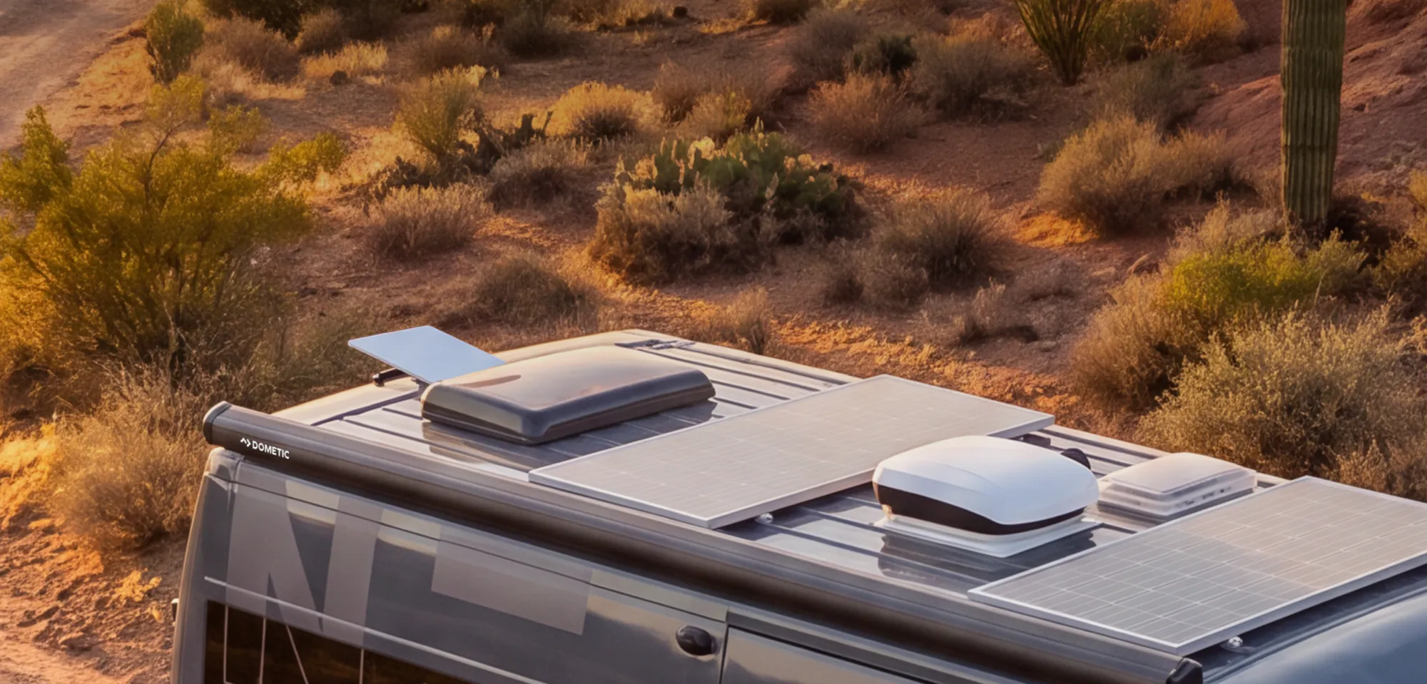 Starlink Mini sobre el techo de la Neo S en el desierto