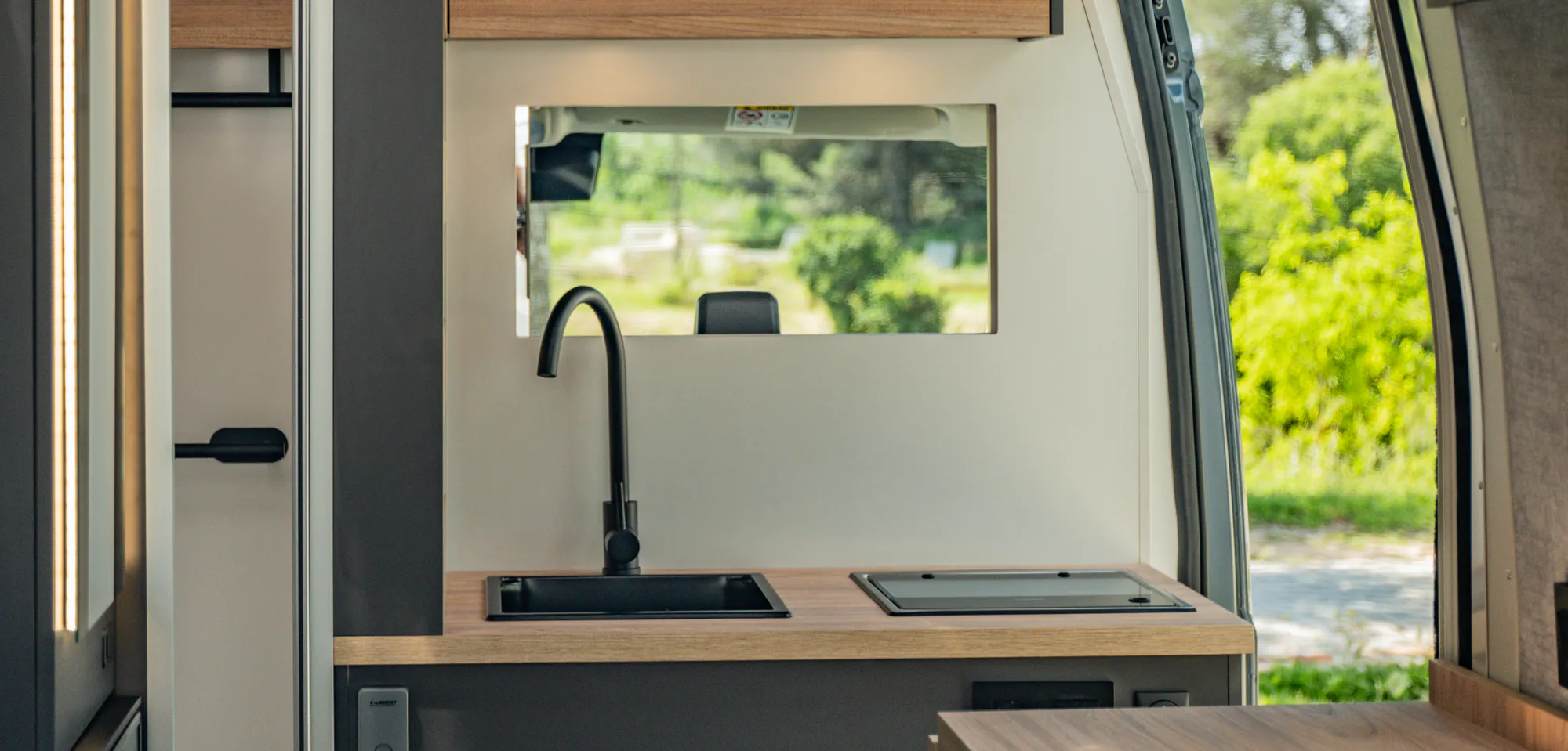 Cocina de la Neo con la ventana abierta al paisaje