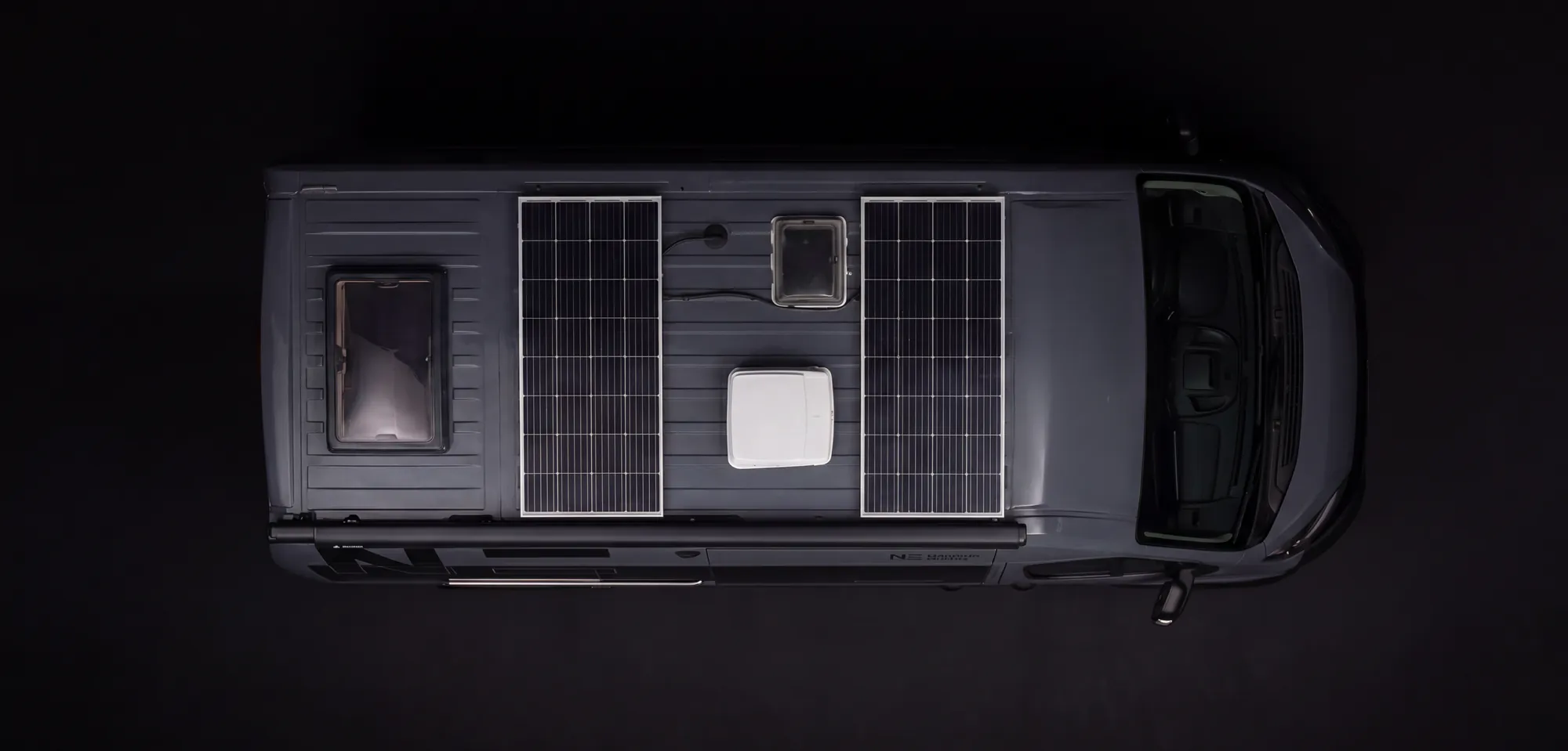 Placas solares en el techo de la camper