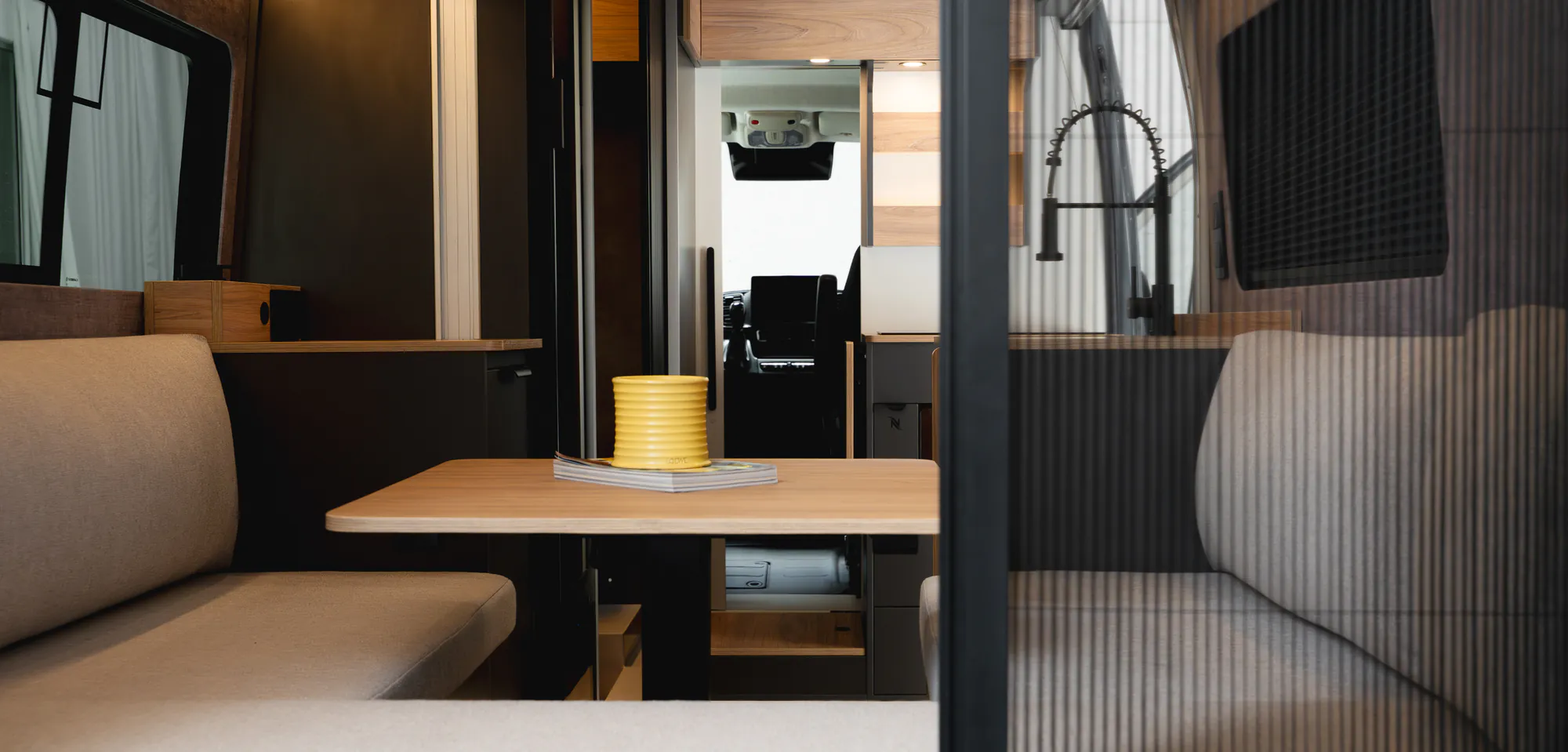 Interior de la Space S con la mesa del salón preparada