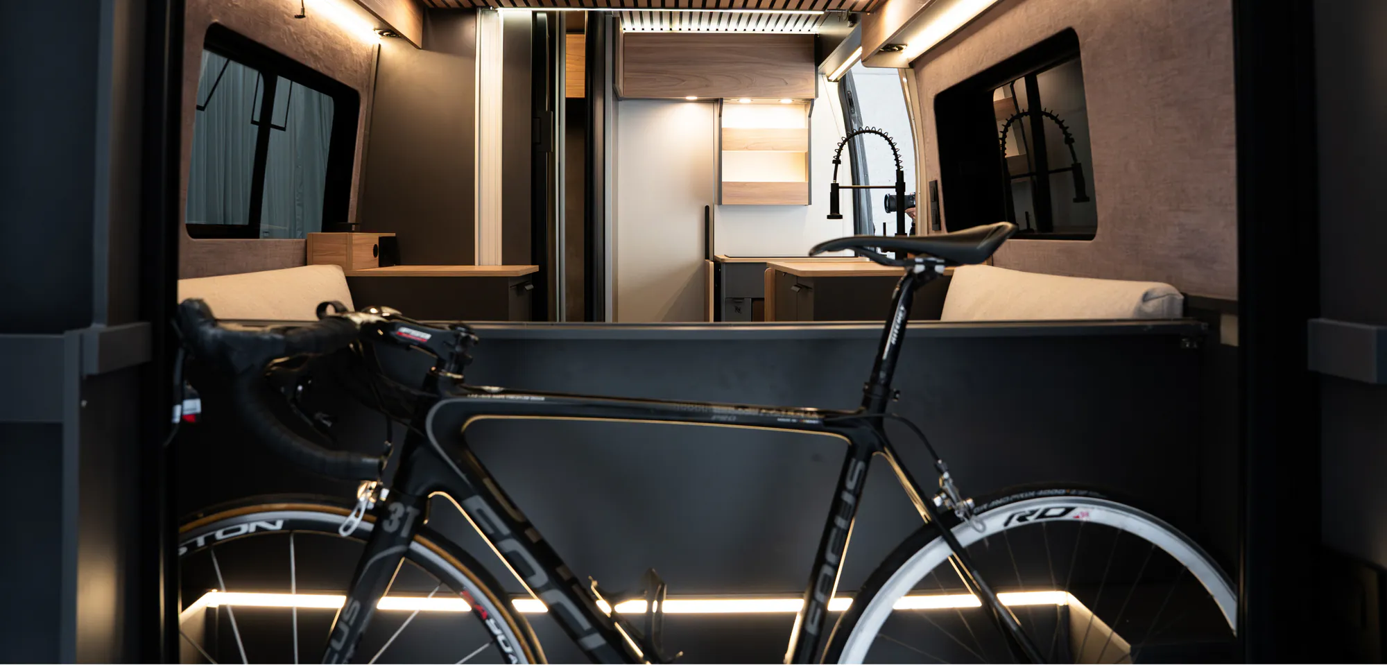 Maletero multiposición de la Space S con una bicicleta cargada