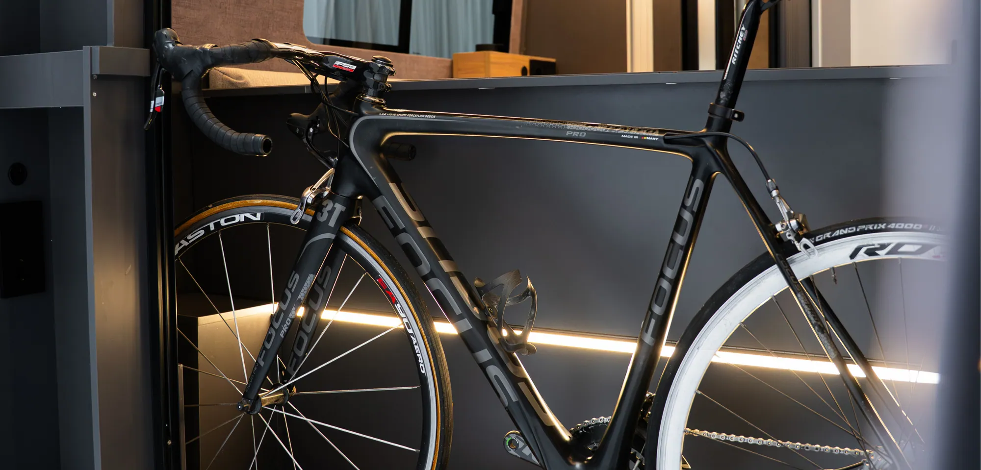 Bagagerummet med flere positioner i Space, lastet med en cykel