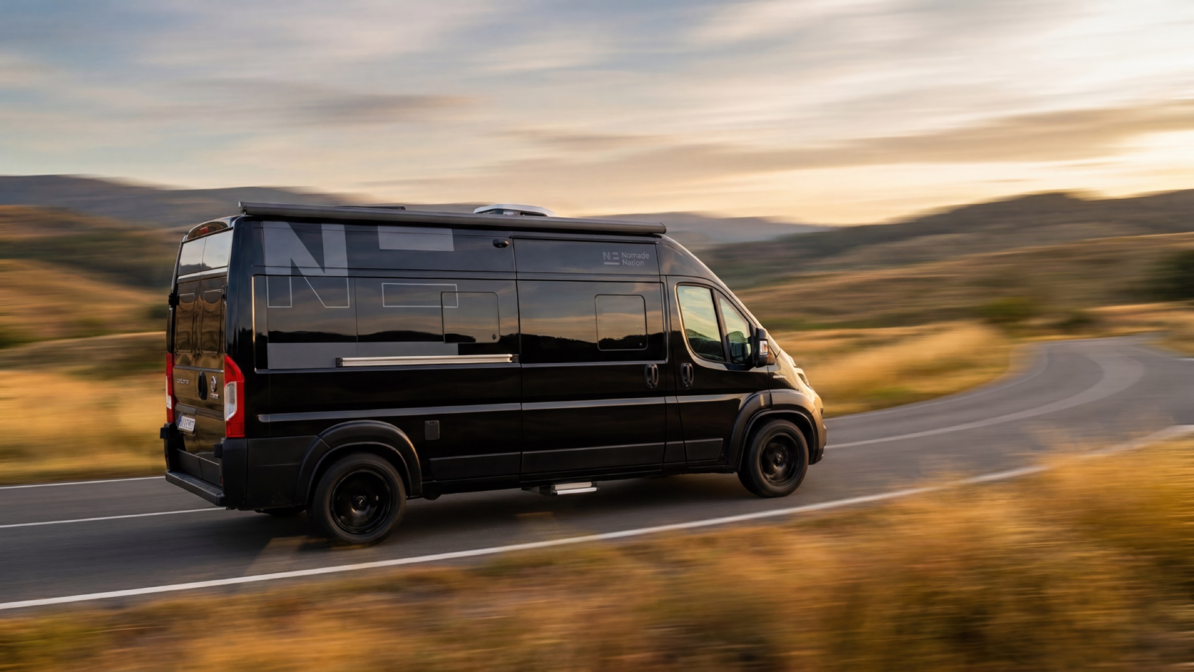 En Nomade Neo på vejen ved solnedgang