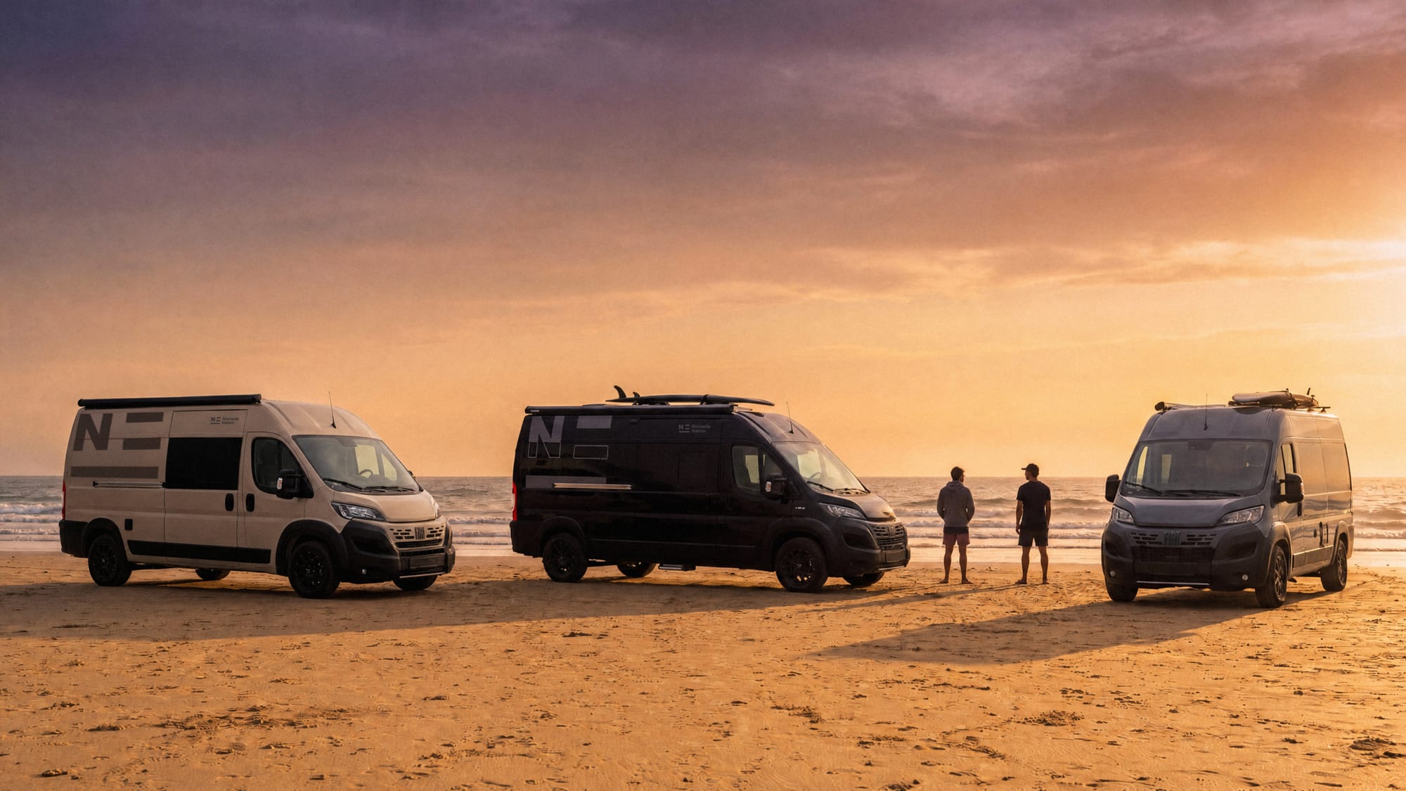 Tre camper Nomade parcheggiati in spiaggia al tramonto
